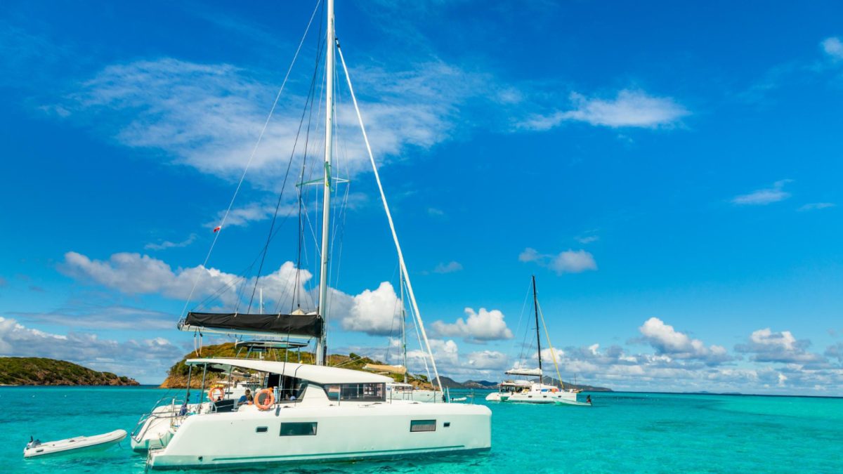 Découvrez la Méditerranée autrement : croisière exclusive en catamaran