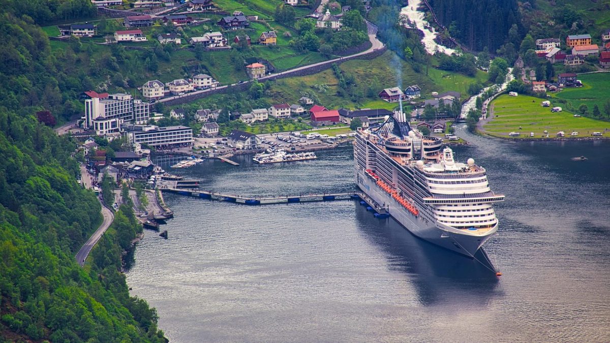 Détente et élégance : embarquez pour une croisière d'exception sur un bateau haut de gamme !