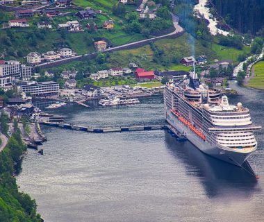 Détente et élégance : embarquez pour une croisière d'exception sur un bateau haut de gamme !