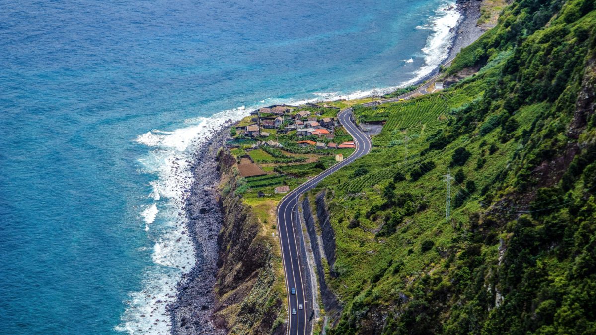 Choisir un véhicule adapté à Raiatea : routes, accès difficiles et besoins pratiques