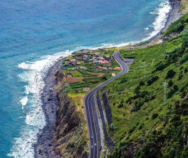 Choisir un véhicule adapté à Raiatea : routes, accès difficiles et besoins pratiques